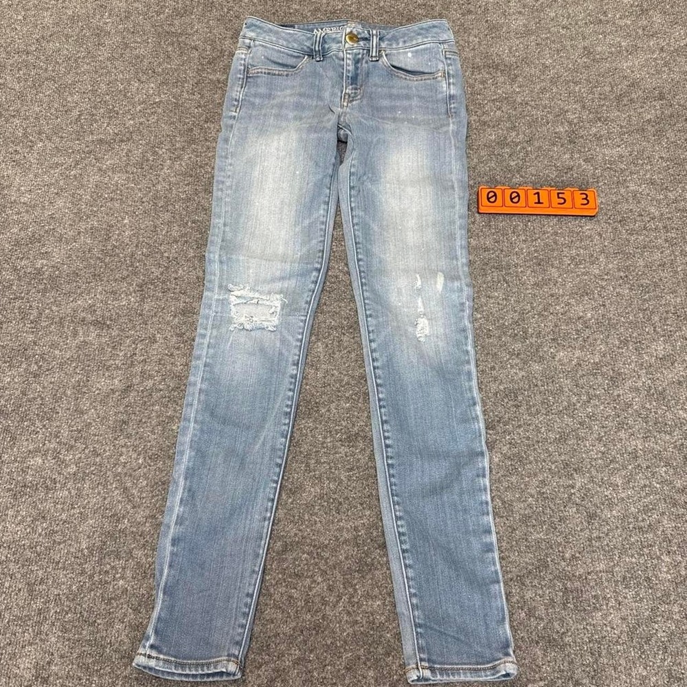 American Eagle Outfitters light wash jeggings. Small stain on left knee. Size 0